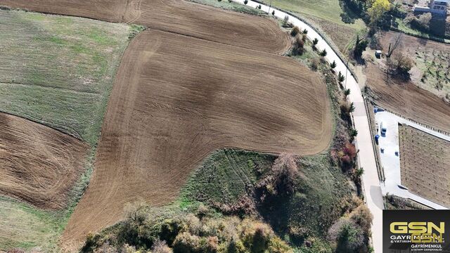 5-KOCAELİ PAMUKLAR MAHALLESİNDE TAHTALI GÖLETİ MANZARALI ASFALTA CEPHE SATILIK ARSA 